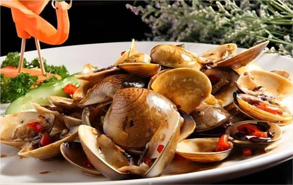 芦苇烧文蛤：一道融合海鲜与植物清香的传统美食