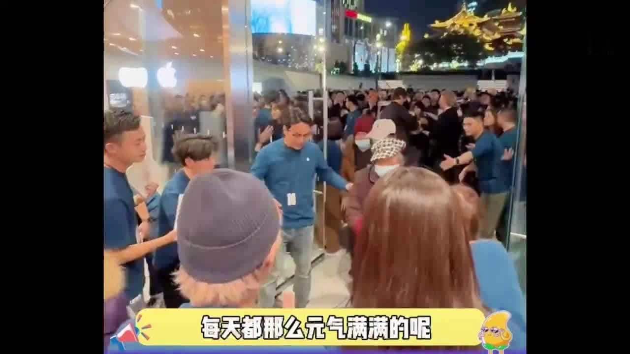 笑晕！怪不得苹果直营店员工上班很热情！原来待遇这么好 真是太羡慕