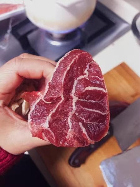 卤牛腱子制作详解：五步打造嫩滑多汁的完美口感