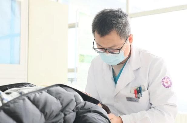 警惕“耳石”脱落 耳鼻喉科医生详解突发眩晕的识别与简单自救