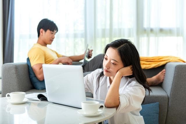保持低调，设定界限：专家解析办公室恋情处理之道