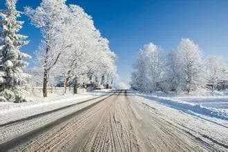 路面融雪为什么要撒工业盐？