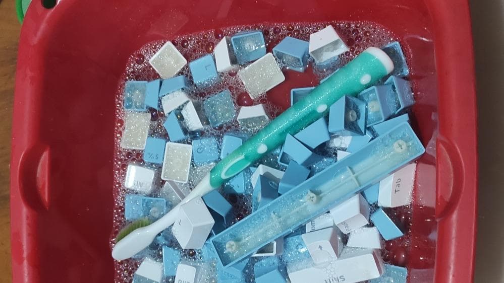 廉价机械键盘维修指南：使用电烙铁更换损坏的轴