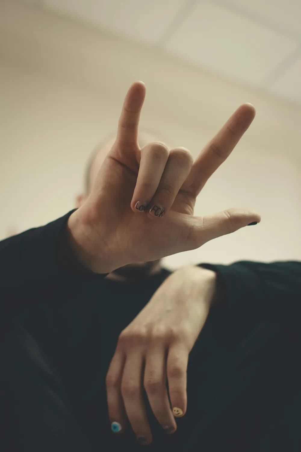 “一把十手”倒放的秘密：一个意外走红的语音梗