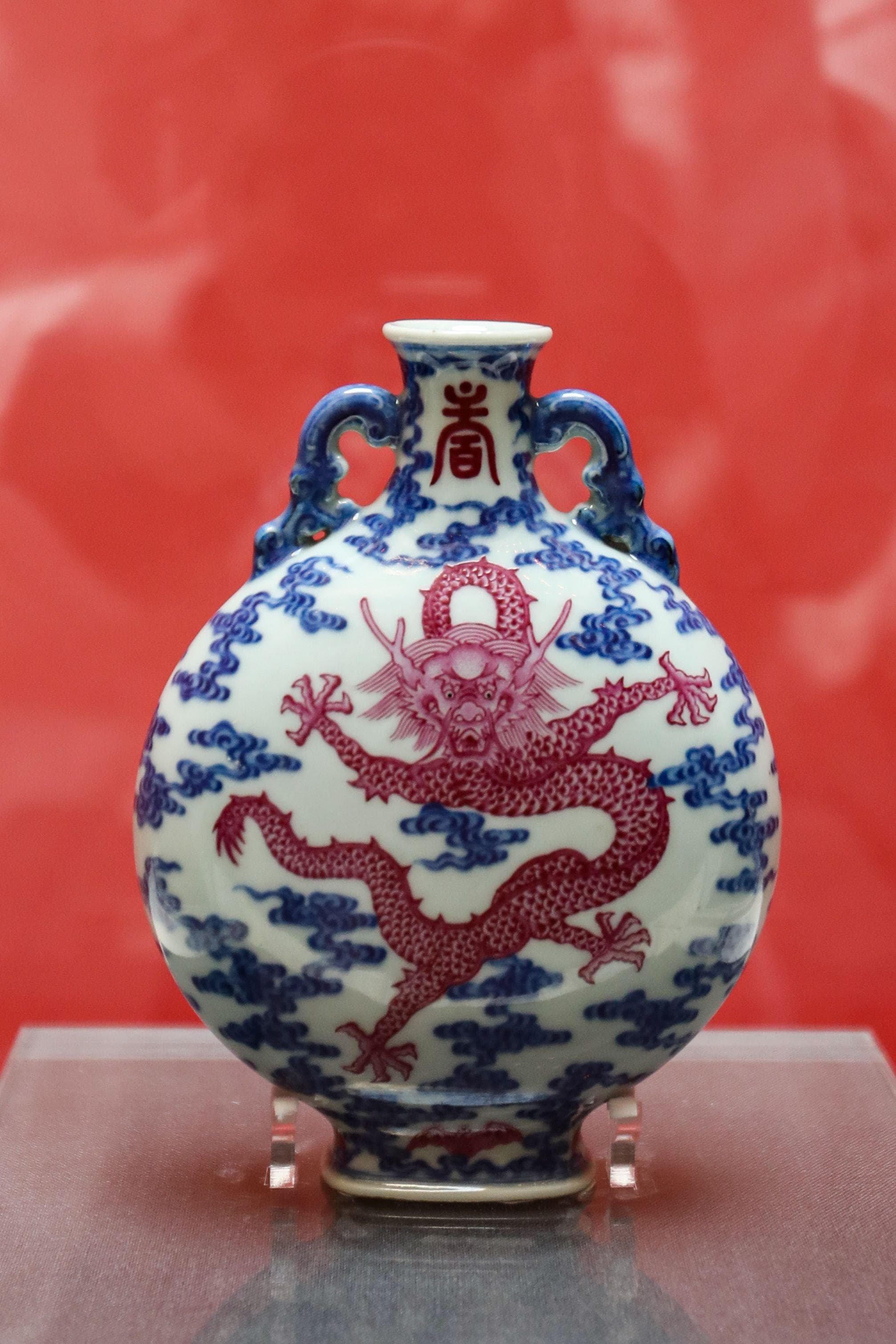 中国非遗瑰宝：陶瓷、刺绣等传统手工艺的传承与发展