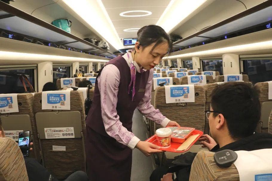 高铁上也能点外卖？网友：一路被美食硬控