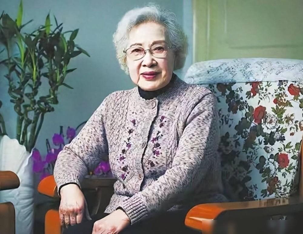60岁+女性时尚指南：秦怡教你如何穿碎花与亮色，优雅又上档次