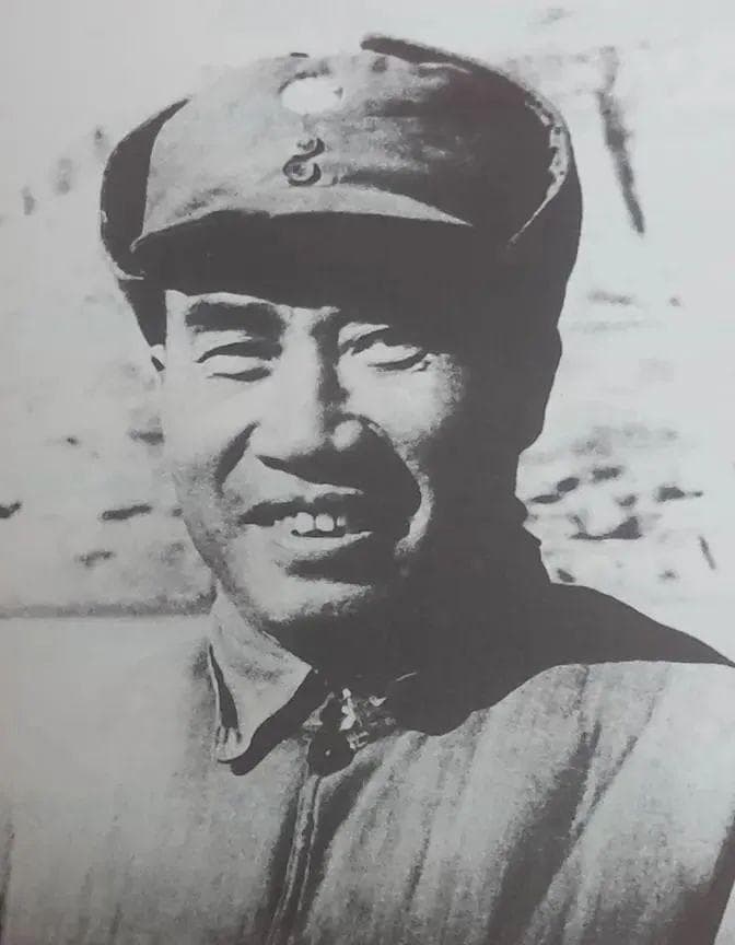 我军历史上有两位总司令，一位是朱德，另一位是谁？总政委又有谁