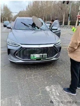 离奇！天降井盖砸穿挡风玻璃，行车记录仪拍下惊险一幕......
