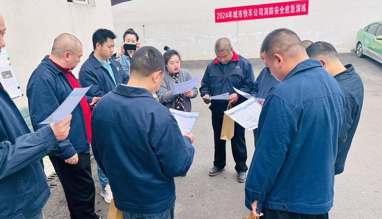 入境游持续火爆，成都“的哥”自学7门外语向外籍乘客问好