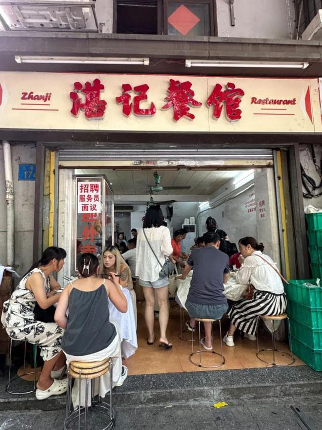 一批“老破小”苍蝇馆子爆火，真的只是因为“穷”吗？