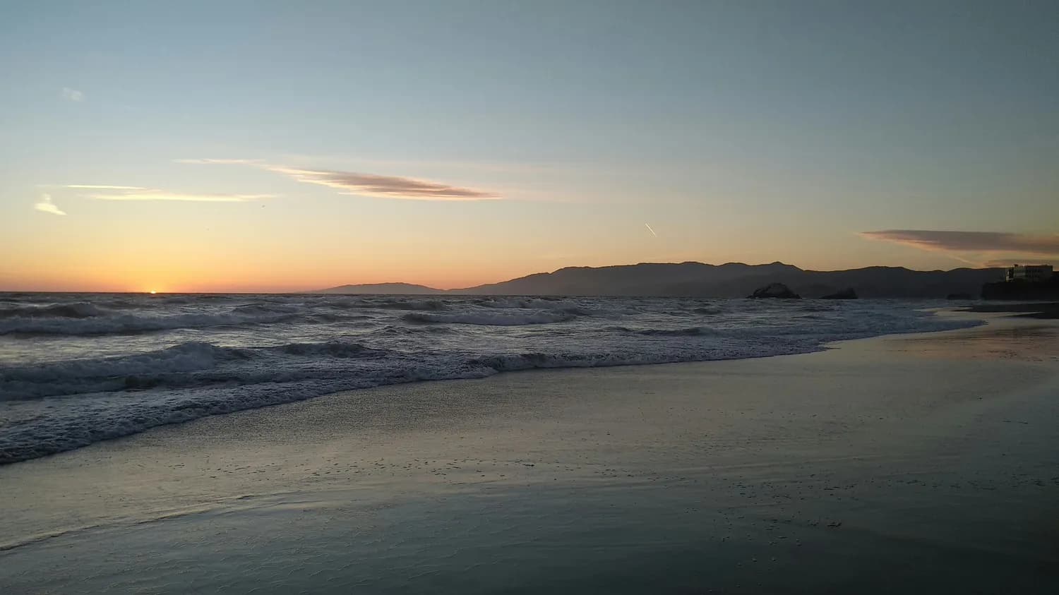 珠海夜游必打卡：日月贝灯光秀与海岸线浪漫之旅