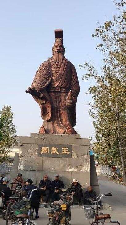 春秋时只有周天子能称王，列国都是“公侯”，楚国却为啥也敢称王