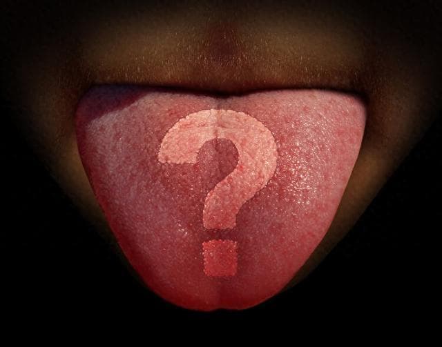 66岁大爷口腔溃疡变舌癌？提醒：2种食物是帮凶，口腔溃疡少碰