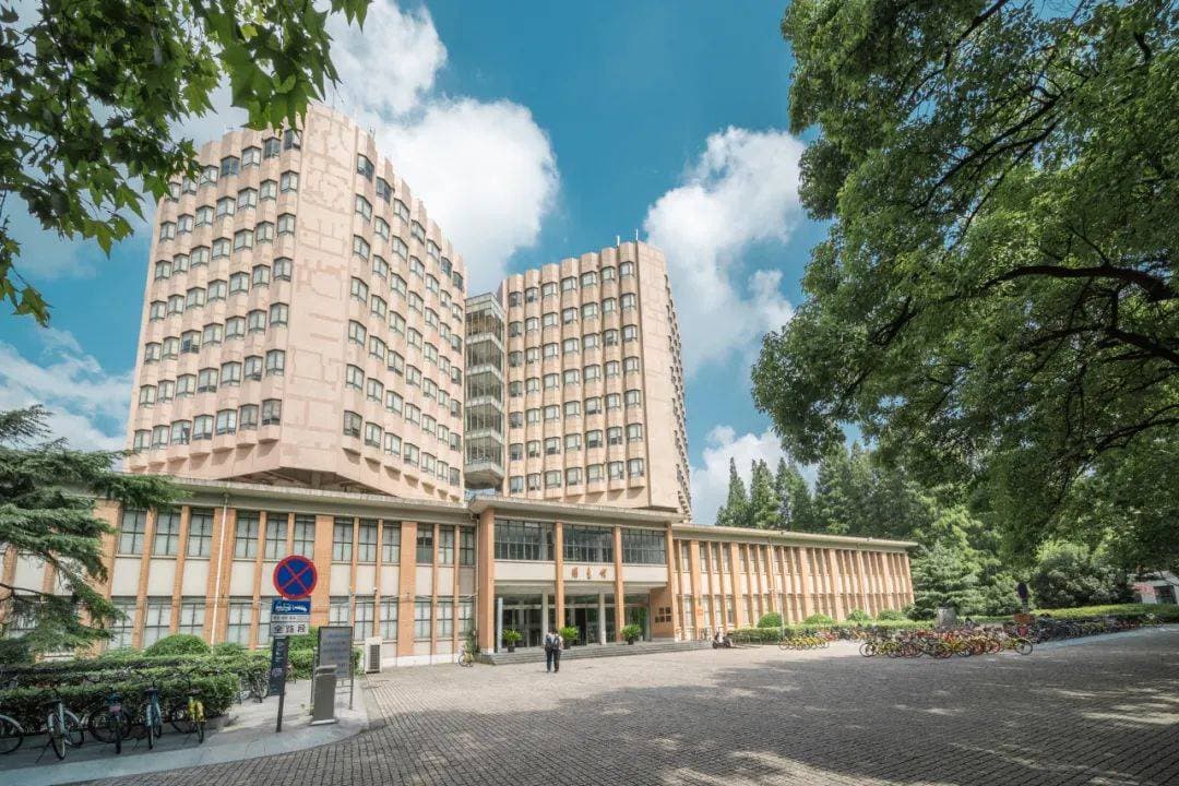 我国跌得最惨的985大学？曾位列全国第四，如今掉出前十...