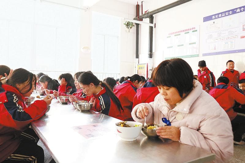 丹凤县：阳光校餐，守护学生“舌尖上的幸福”