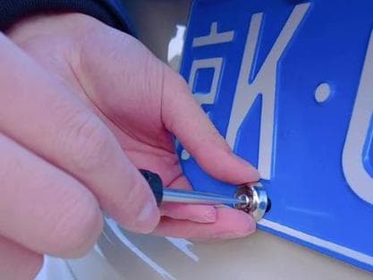 汽车牌照安装的正确方法和注意事项