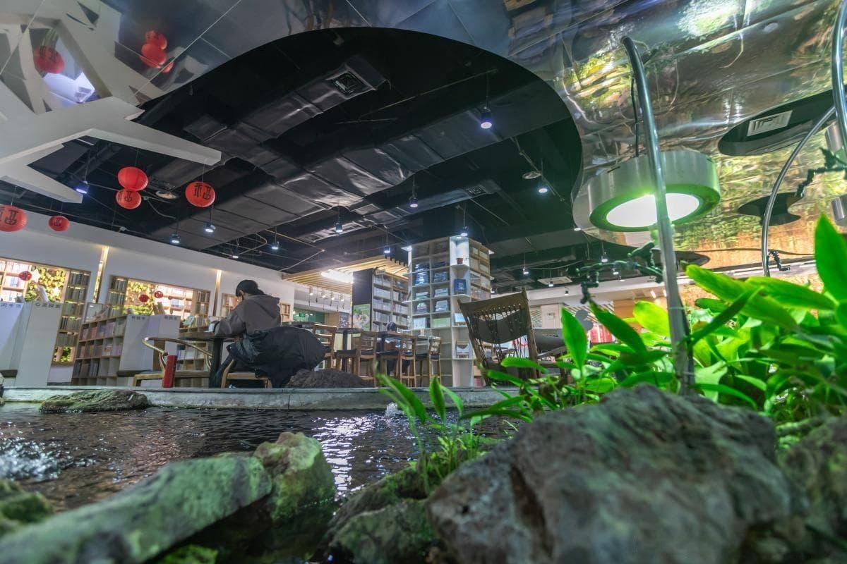 “绿色烧烤革命：融合生态设计的文旅烧烤餐厅新典范”