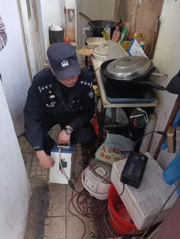为了消除“飞线充电”隐患，民警和社区工作者做了这些……