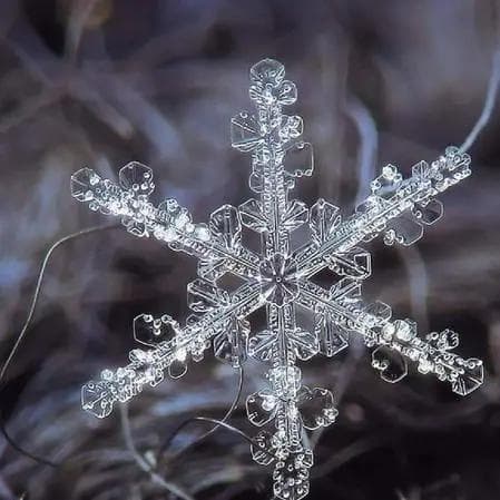 雪花为什么是六角形？