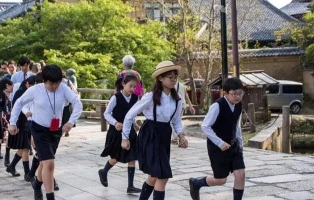 从小学开始培养，为何日本女学生会经常穿短裙？原因有四