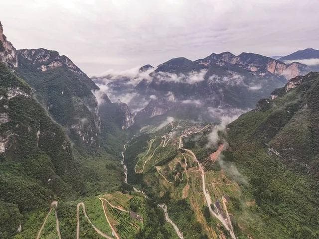 重庆下庄村：不信天不认命，绝壁凿出“致富路”