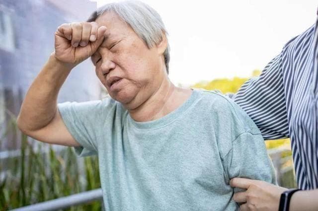 糖尿病患者走路时总是头晕？一般暗示这几个并发症，千万不要小瞧
