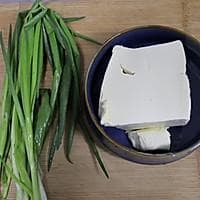 6步搞定！小葱拌豆腐秘诀：焯水+冰镇嫩滑