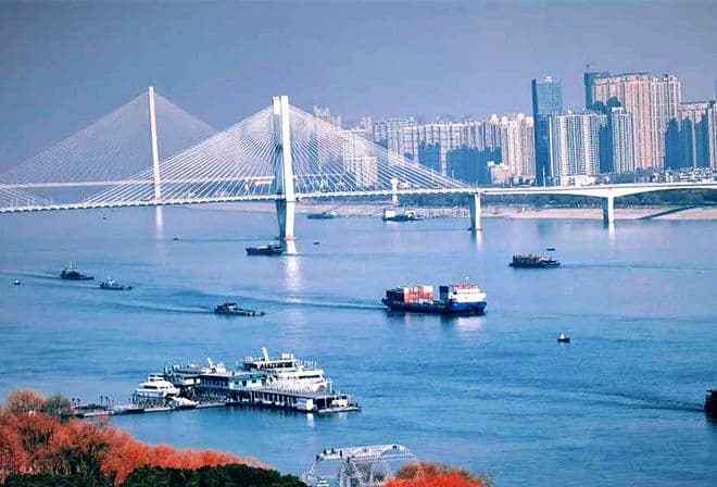 武汉的地势是个自带公园的地势，拥有天生的山水自然美景资源