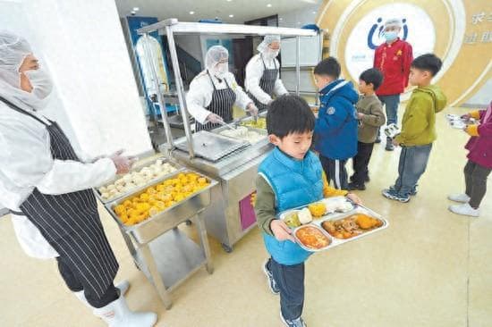 新学期学校供餐模式上新 中央厨房＋微厨房改善学生餐