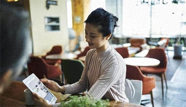 残疾哥哥把妹妹养大，妹妹上大学后再没回家，哥哥去看望哭成泪人