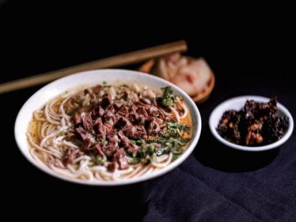 黔西牛肉粉：百年传承的毕节美食名片