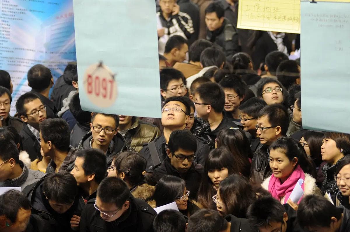 大学生就业：挑战与机遇并存的“新征途”