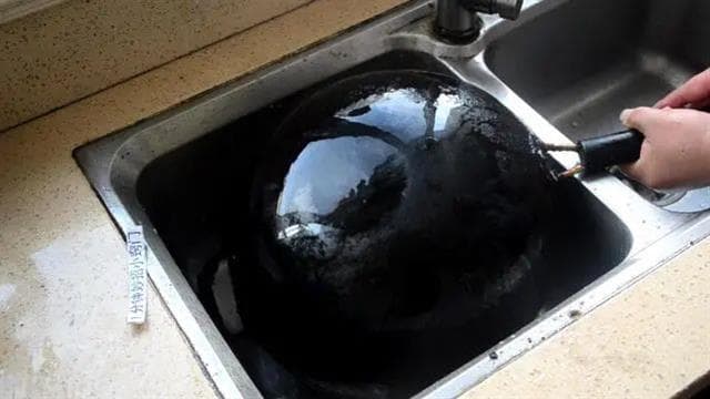 不管锅底油垢多厚，只需撒一把，5分钟去除干净，太实用了
