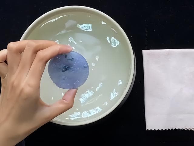 翡翠脏了不用愁，学会这几个小妙招，告别污垢，重拾璀璨光辉