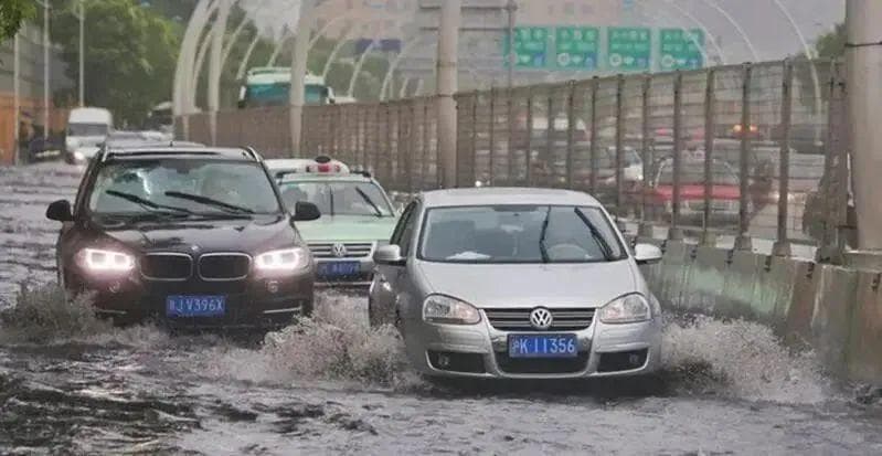 各地暴雨频发，下多大的雨就不建议开车出行了？要看车型和降雨量