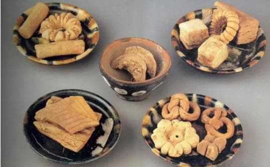 饺子：从春秋实物到餐桌象征的千年传承