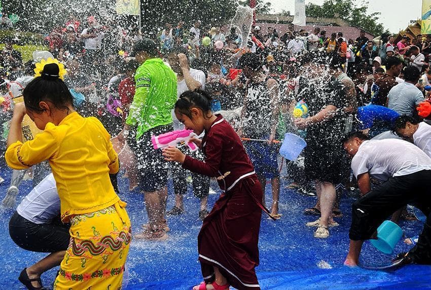 “泼水节”“三月三”......民俗游为消费市场增添新活力
