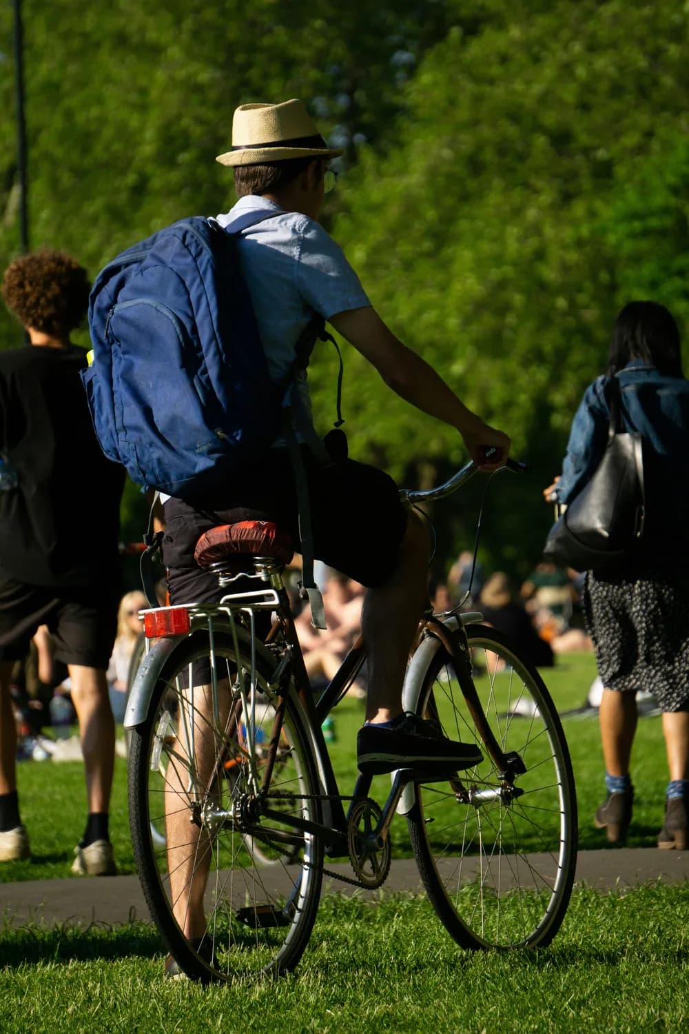 大学社团还是长途骑行？告别孤独感的两种选择