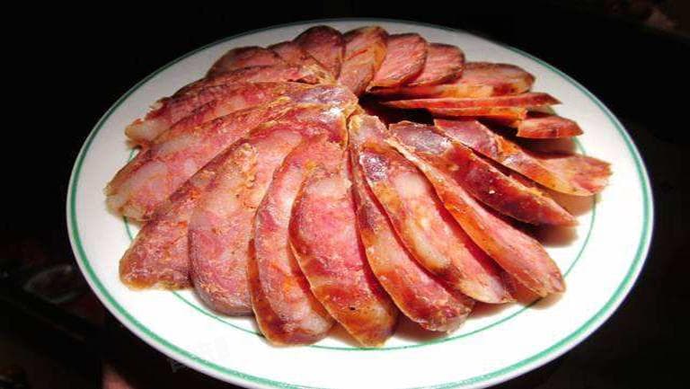 烤肠热量全解析：不同种类烤肠的热量差异及食用注意事项