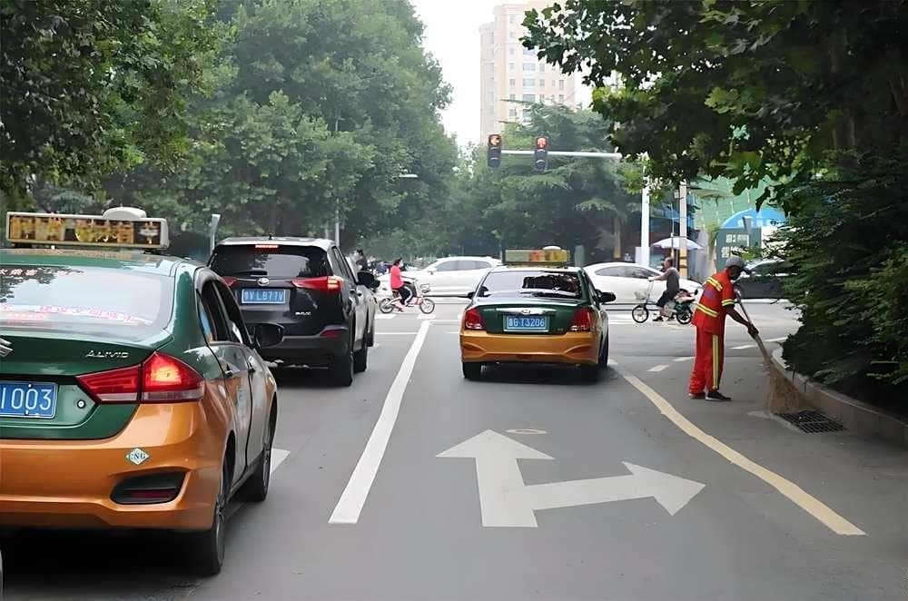 直行+右转车道使用指南：等红灯、让行规则全解析