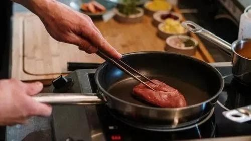 不粘锅有毒还致癌？掉了涂层还能不能用？牢记这几点，用锅更安心~