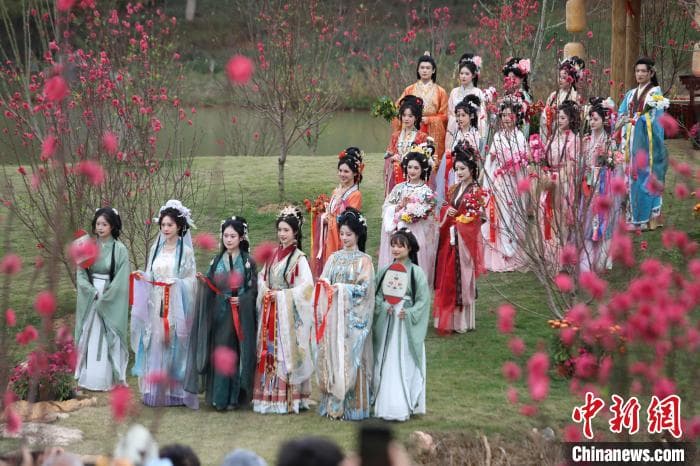 广西南宁“花神巡游”演绎千年民俗盛典