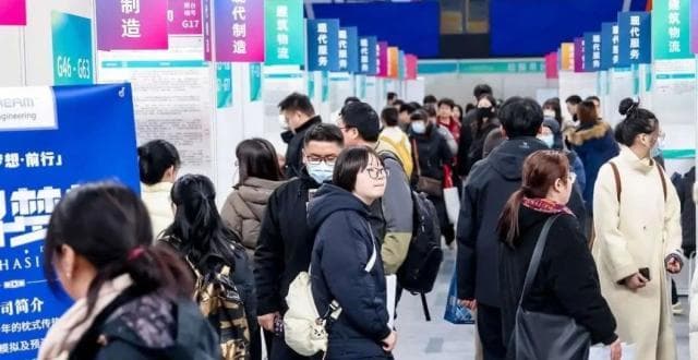 直击开年沪上最大招聘会：掌握AI可提升求职成功率 ，不少企业带来“生育友好岗”