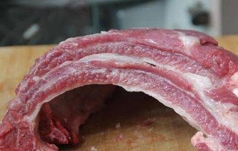 肉摊老板：聪明人看到这3种排骨，再便宜也不买！里面猫腻真多