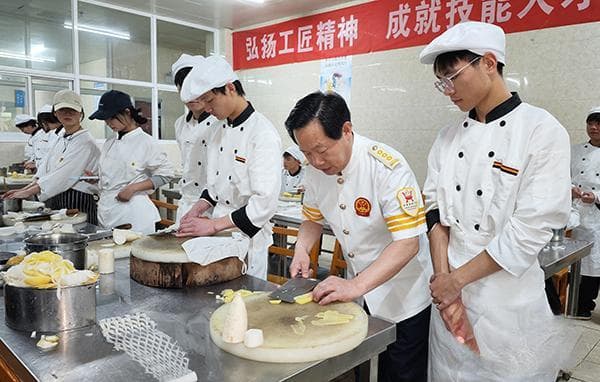 从名厨到名师：烹饪大师刘先的黔地育才之路