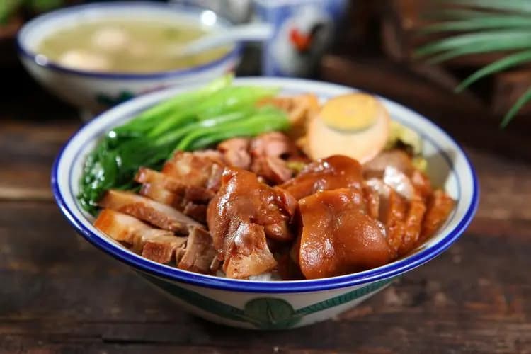 潮汕美食的典范：隆江猪脚饭的魅力与传承