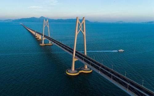 港珠澳大桥建设时考虑的主要自然障碍有哪些