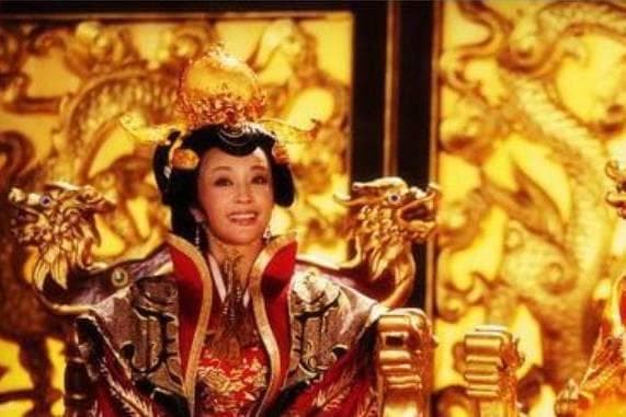 武周时期的武则天为何要利用酷吏来维持王朝的统治？