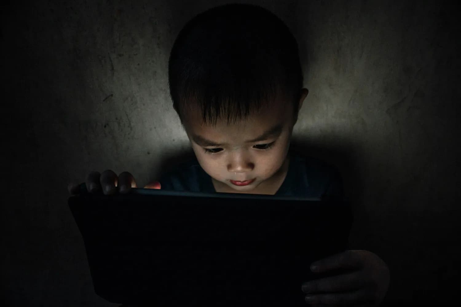 儿童心理专家解析：孩子怕黑的成因与4个实用对策